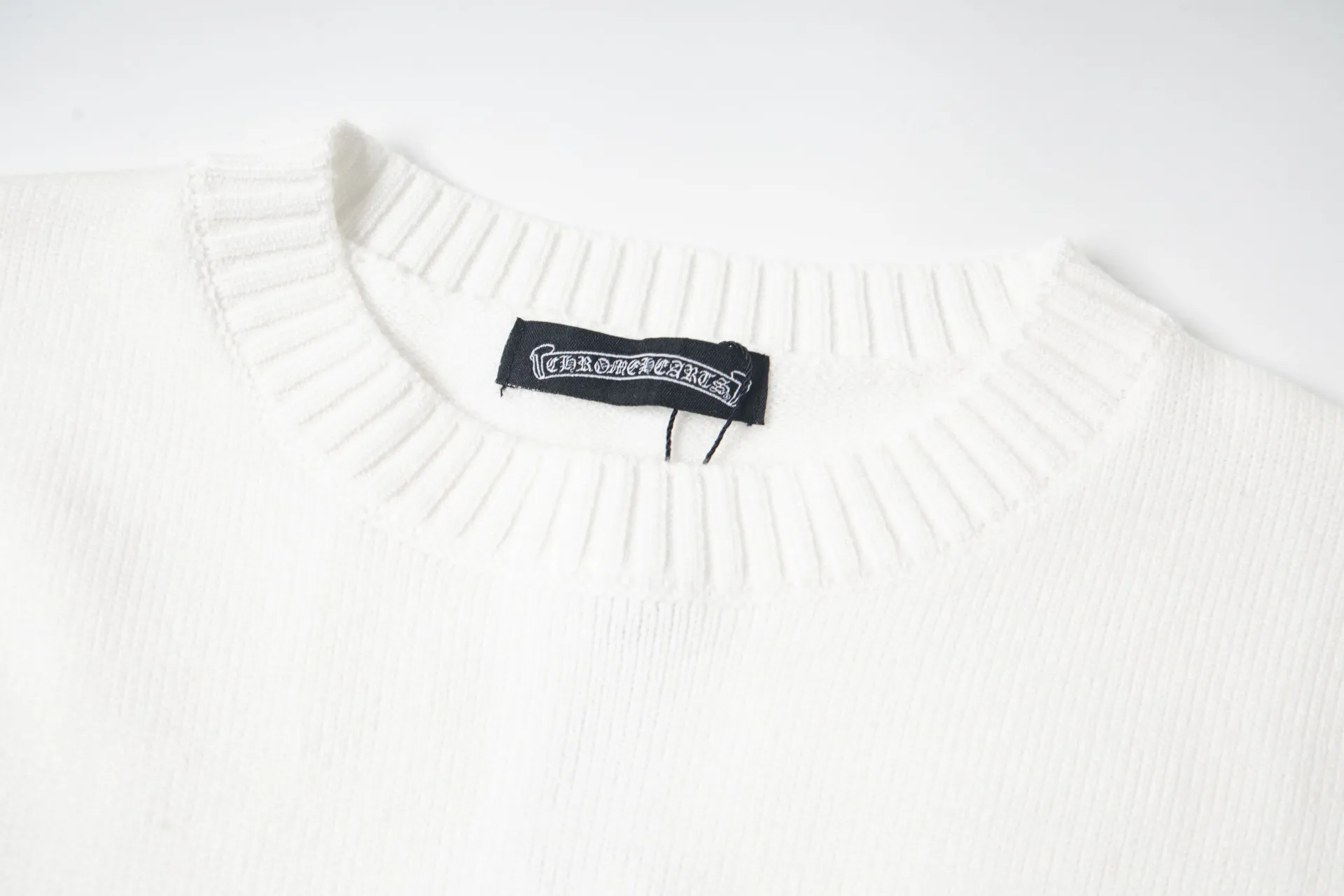 P260 model number: G801 Chrome Hearts new cross knitted jacquard appliqué embroidered round neck sweatshirt 1️⃣ Purchase the original version, containing 20% ​​wool. The item is made of custom-dyed and custom-spun yarn. It is heavy enough and thick enough to feel heavy in the hand. The workmanship details are perfectly controlled, and the upper body effect is also very comfortable! 2️⃣ It is very youthful and energetic, and can be easily worn by both men and women. It is very in line with the fashion aesthetic concepts of today's young people, creating a casual and lazy fashion tone. It is a must-have for couples in autumn and winter! 3️⃣ Complete accessories, same style for men and women. Color: black, white Size: S, M, L